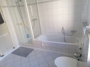 Een douche, handdoeken