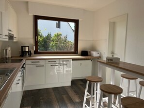 Frigorifero, microonde, forno, piano cottura