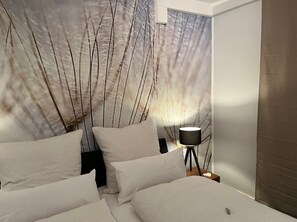 5 bedrooms, iron/ironing board, free WiFi, bed sheets - Apartment 'Haus Blumenglück' with Private Terrace, Shared Garden and Wi-Fi (Herscheid)