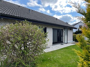 Exterior - Apartment 'Haus Blumenglück' with Private Terrace, Shared Garden and Wi-Fi (Herscheid)