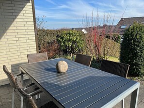 Outdoor dining - Apartment 'Haus Blumenglück' with Private Terrace, Shared Garden and Wi-Fi (Herscheid)