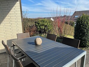 Outdoor dining - Apartment 'Pusteblume, 70 Qm' with Private Terrace, Shared Garden and Wi-Fi (Herscheid)