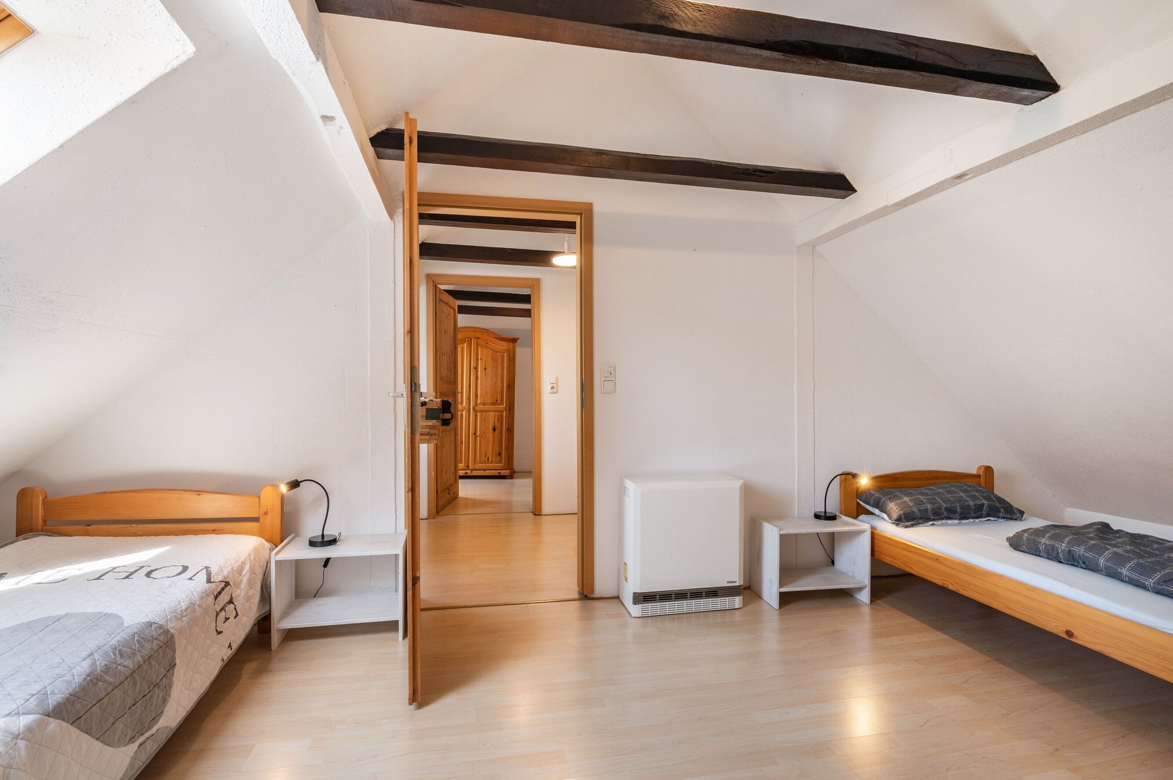 4 室のベッドルーム、アイロン / アイロン台、WiFi (無料)、ベッドシーツ