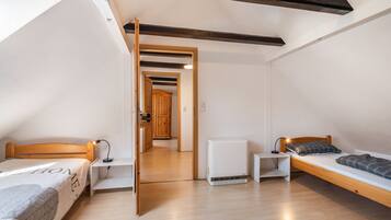 4 bedrooms, iron/ironing board, free WiFi, bed sheets