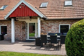 Outdoor dining - Holiday Home 'Mittelhuus' with Private Terrace, Private Garden and Wi-Fi (Wangerland)