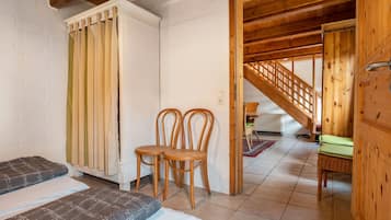 4 Schlafzimmer, BĂŒgeleisen/BĂŒgelbrett, kostenloses WLAN, BettwĂ€sche