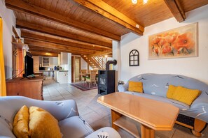 TV, fireplace - Holiday Home 'Mittelhuus' with Private Terrace, Private Garden and Wi-Fi (Wangerland)