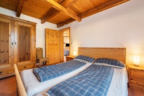 3 bedrooms, iron/ironing board, free WiFi, bed sheets - Apartment 'Süderhuus' with Private Terrace, Private Garden and Wi-Fi (Wangerland)