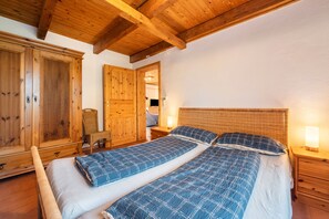 3 slaapkamers, een strijkplank/strijkijzer, gratis wifi, beddengoed