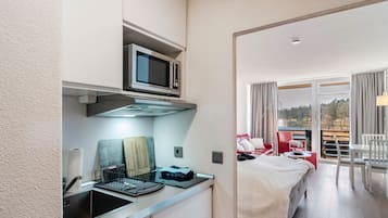 Kühlschrank, Mikrowelle, Herdplatte, Wasserkocher mit Kaffee-/Teezubehör