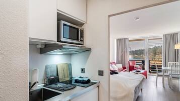 Fridge, microwave, stovetop, coffee/tea maker