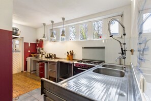 Køleskab, ovn, kogeplade, opvaskemaskine