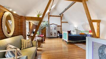 9 bedrooms, free WiFi, bed sheets