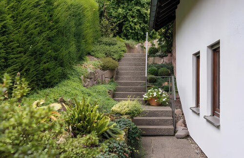 Ferienwohnung 'Bergfrieden' mit Privatterrasse, Gemeinschaftsgarten und Wi-Fi