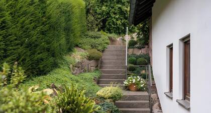 Ferienwohnung 'Bergfrieden' mit Privatterrasse, Gemeinschaftsgarten und Wi-Fi