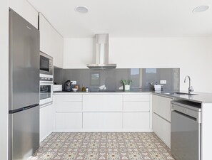 Kühlschrank, Mikrowelle, Ofen, Herdplatte