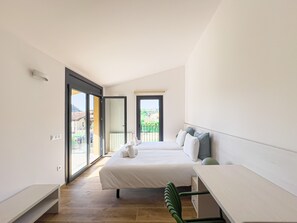 4 makuuhuonetta, tallelokero huoneessa, vauvan matkasänky