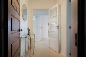 Interior - FAMILY PORTO - Large apartment located in one of the most typical areas of the centre of Porto (Porto)