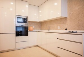 Private kitchen - FAMILY PORTO - Large apartment located in one of the most typical areas of the centre of Porto (Porto)
