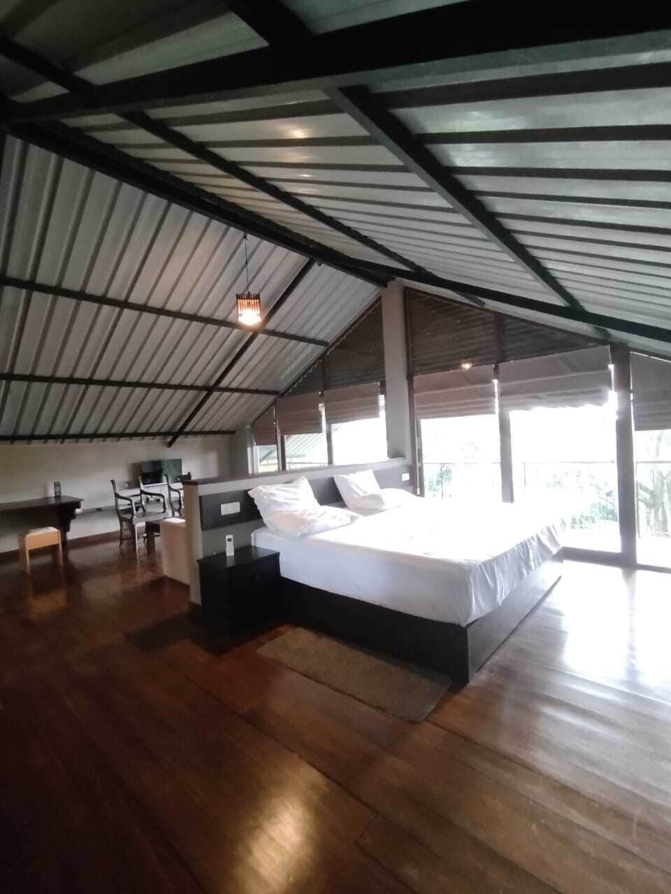 Elite Double Room | Living area | TV