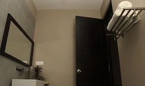 Dusche, kostenlose Toilettenartikel, Haartrockner, Handtücher