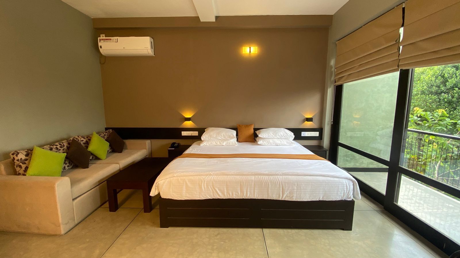 Deluxe Double Room | Iron/ironing board (on request), WiFi (free), bed sheets