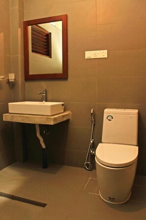 Dusch, gratis toalettartiklar, hårtork och handdukar