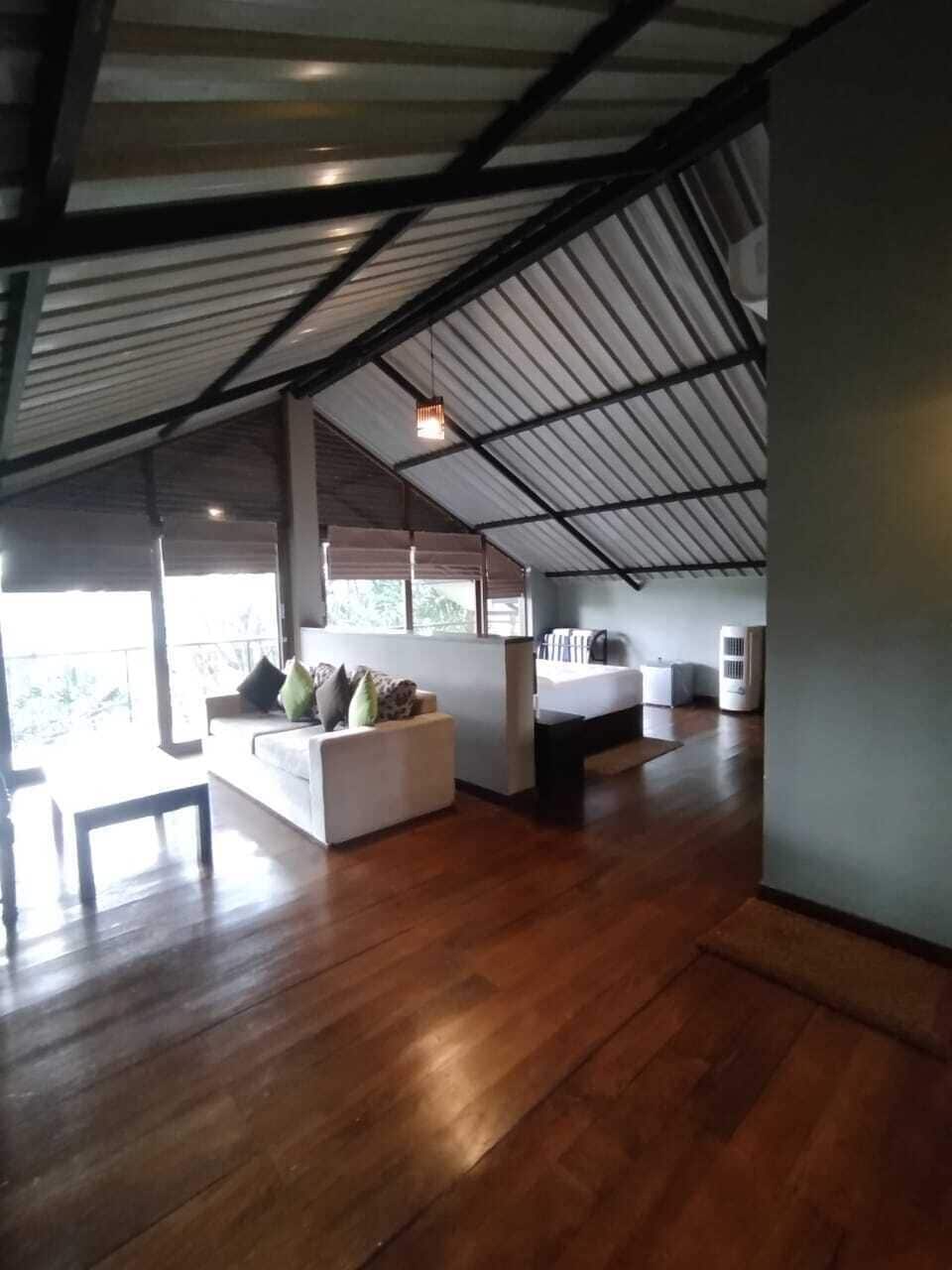 Elite Double Room | Living area | TV