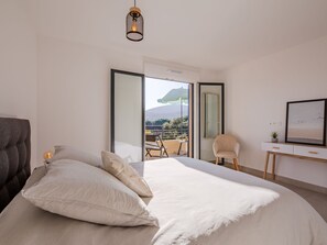 2 bedrooms, iron/ironing board, WiFi