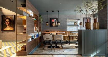 Playful and luxurious apartment in heart of Delft.