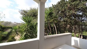 A balcony with a view of a garden and trees. - Villa Camilla in Otranto (Provincia di Lecce)
