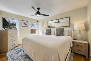 6 bedrooms, iron/ironing board, free WiFi, bed sheets