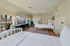 6 bedrooms, iron/ironing board, free WiFi, bed sheets