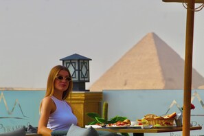 2 restaurants; breakfast, lunch, dinner, and brunch served - Three Pyramids Boutique Hotel (Giza)