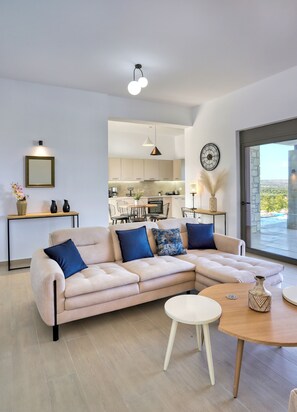 TV - Sternes Panorama Executive Villa with Pool, Sitia (Sitia)