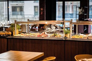 Daily continental breakfast (PLN 80 per person)