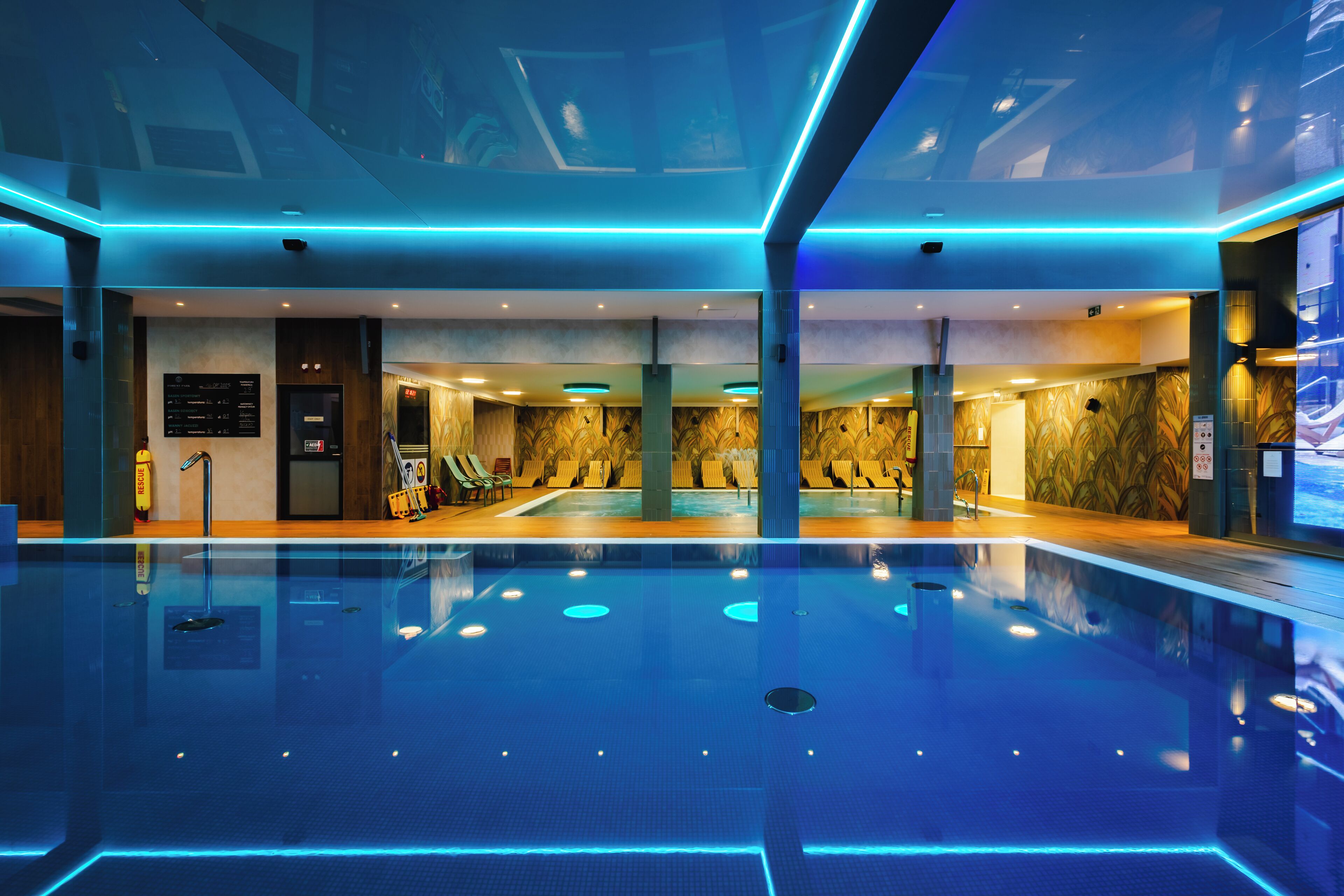 Kauden mukainen ulkouima-allas