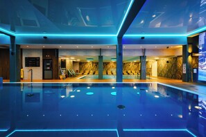 Una piscina al aire libre de temporada