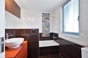 Asciugacapelli, asciugamani, sapone, carta igienica