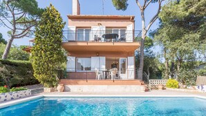 A two-story house with a balcony, a swimming pool, and a garden. - Villa in Spain near Sandy Beach & Golf (Calella de Palafrugell, Llafranc)