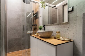 Dusche, Haartrockner, Handtücher, Seife