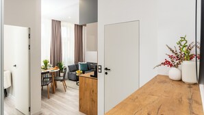 Ein modernes Wohnzimmer mit einer Couch, Couchtisch und einem Essbereich mit Stühlen und Tisch.