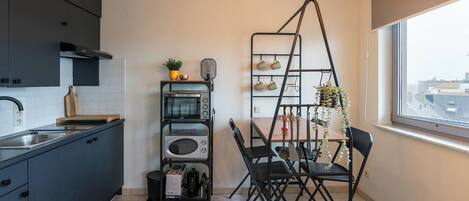 Kühlschrank, Mikrowelle, Ofen, Herdplatte