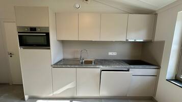 Four, plaque de cuisson, cafetiĂšre/bouilloire, chaise haute