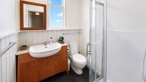 Shower, hair dryer, towels, soap - CitiRooms Auckland (Auckland)