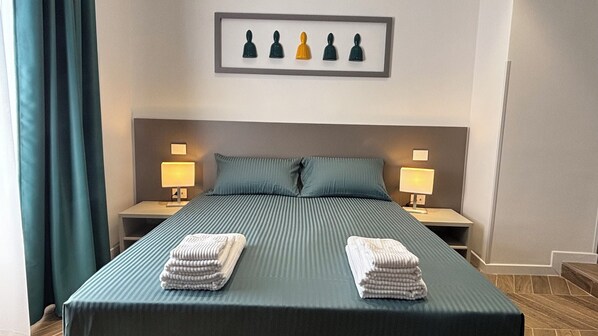 Escritorio, espacio para trabajar con laptop y cortinas blackout 