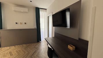 Deluxe-Dreibettzimmer, Balkon, eingeschränkter Meerblick