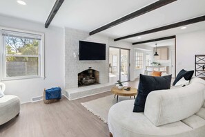 TV, offices - Waterview Retreat - 4/2 Riverside Haven Escape (North Charleston)