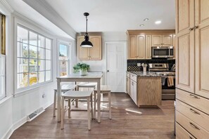 Fridge, microwave, oven, stovetop - Waterview Retreat - 4/2 Riverside Haven Escape (North Charleston)