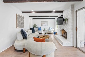 TV, offices - Waterview Retreat - 4/2 Riverside Haven Escape (North Charleston)